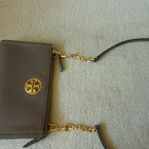 TORY BURCH Logo 'Carson' Silver Maple Leather Crossbody Bag (NEW) - Picture 11 of 12
